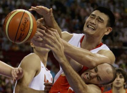 Yao Ming y Carlos Jiménez pelean por el balón.