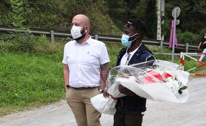 
Mohame junto al director de Migraciones y Asilo del Gobierno vasco, Xabier Legarreta, unos minutos antes de la ofrenda floral para despedir a su sobrino. 