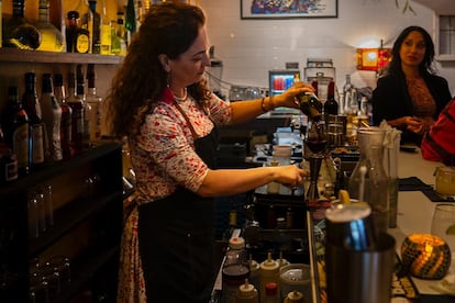 Maritza Rodríguez, owner of Mi Salsa Kitchen, prepares a drink at the bar.