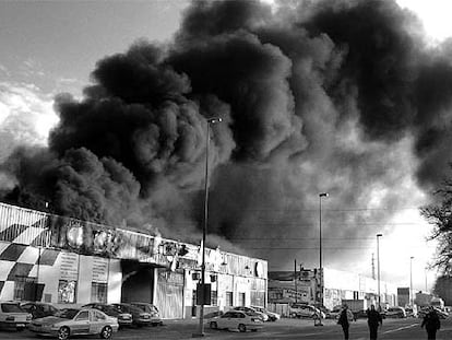 El incendio de la clínica veterinaria y otras dos naves en Castellón generó una densa humareda.