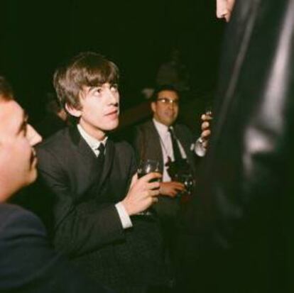 George Harrison escuchando las sandeces que ha dicho el autor de este artículo