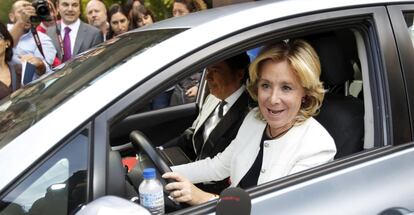 Octubre de 2012. La expresidenta de la Comunidad de Madrid, Esperanza Aguirre, llega a la Asamblea de Madrid conduciendo su propio coche y con su sustituto al frente de la CAM, Ignacio González, de acompañante en el vehículo, en la primera jornada del debate de investidura de éste como nuevo presidente madrileño.