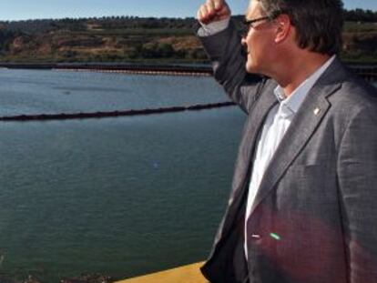 Artur Mas observa las aguas del pantano de Flix. 