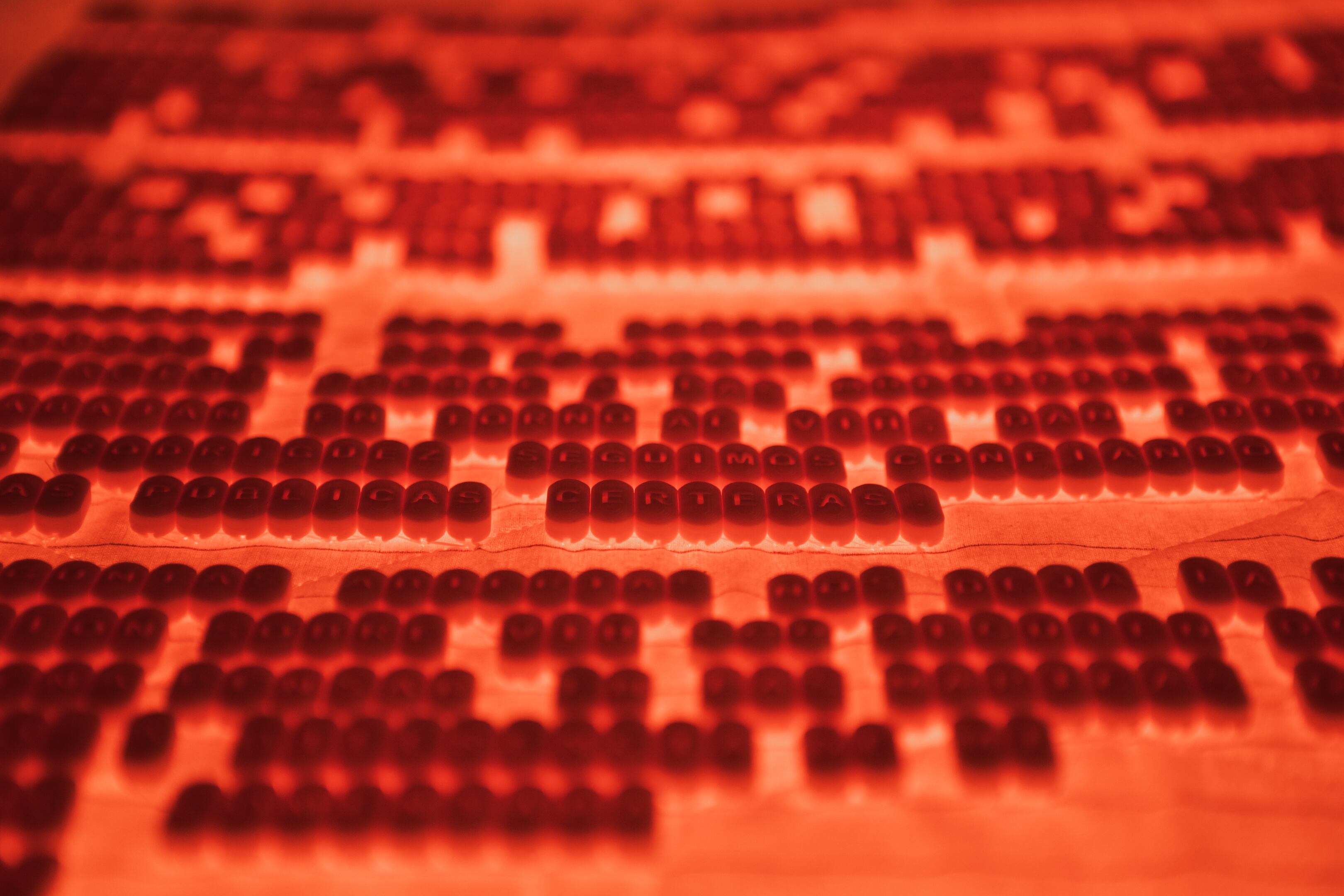 La historia de América Latina escrita en un colchón en llamas: el arte de Kütral Vargas Huaiquimilla