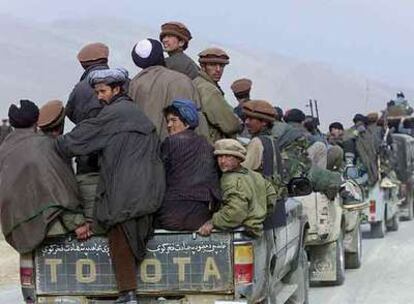 Guerrilleros talibanes subidos en caminones en la ciudad afgana de Janabad, en una foto de noviembre de 2001.