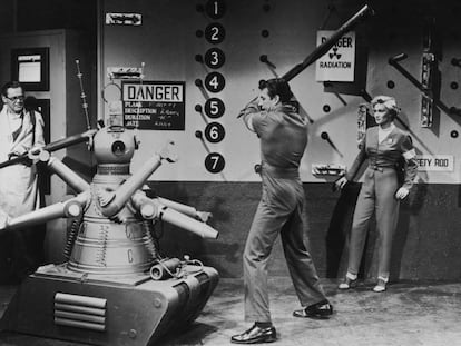 Herbert Marshal, Richard Egan y Constance Dowling se enfrentan a un robot asesino en la pel&iacute;cula de ciencia ficci&oacute;n &#039;Gog&#039; (1954)