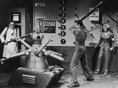 Herbert Marshal, Richard Egan y Constance Dowling se enfrentan a un robot asesino en la película de ciencia ficción 'Gog' (1954)