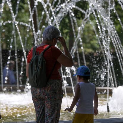 GRAF1143. MADRID (ESPAÑA), 09/07/2023.- Niños y adultos se refrescan a la sombra, junto a las fuentes públicas del parque del Retiro en una jornada marcada por las altas temperaturas. Con unas temperaturas en progresivo aumento en buena parte del país a las puertas de una nueva ola de calor, siete comunidades del sur y este del país están este domingo en alerta por valores de hasta 40 grados, especialmente Castilla-La Mancha y Andalucía, con amplias zonas en nivel de riesgo importante o naranja. EFE/ Kiko Huesca