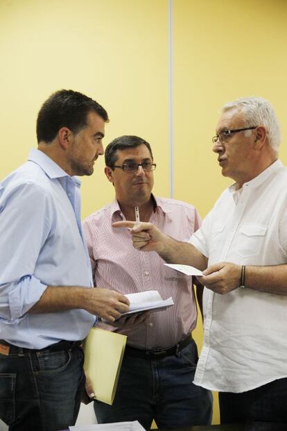 Antonio Maíllo dialoga con el líder nacional de IU, Cayo Lara (derecha), el pasado verano.