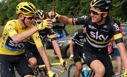 Chris Froome (i) brinda con una cerveza con su compañero Geraint Thomas.