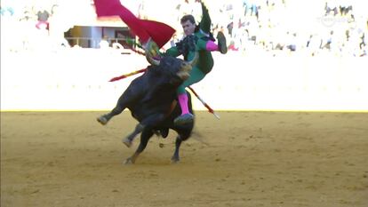 Un momento de la espectacular voltereta que sufrió Luque en su primer toro.