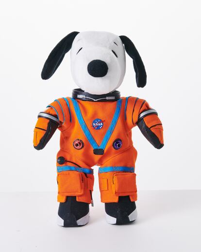 El peluche de Snoopy que orbitará la Luna.