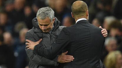 Mourinho y Guardiola se saludan en el derbi de Manchester.