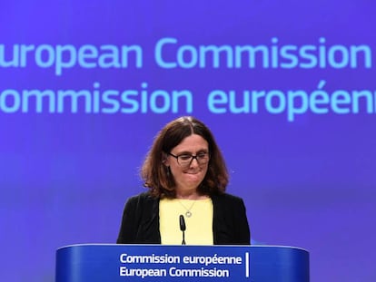 La comisaria europea Cecilia Malmström, este viernes anunciando las demandas contra EE UU y China ante la OMC