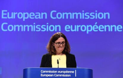 La comisaria europea Cecilia Malmström, este viernes anunciando las demandas contra EE UU y China ante la OMC