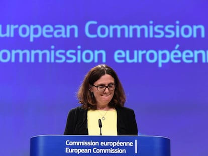 La comisaria europea Cecilia Malmström, este viernes anunciando las demandas contra EE UU y China ante la OMC