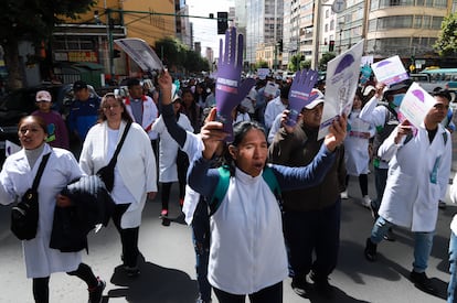 Con música, carteles y en patinetas, decenas de jóvenes, familias y funcionarios salieron a las calles de La Paz, para exigir una vida libre de violencia machista.