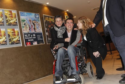 La madre de Mikel Trueba, Charo Aguirre junto a su hijo y la mujer de éste, Rosana, ayer en el teatro.
Jakub Urbanik, profesor de Derecho Romano en Varsovia.