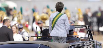 Dilma Rousseff, de pie sobre un veh&iacute;culo durante los actos de conmemoraci&oacute;n del d&iacute;a de la Independencia, en Brasilia esta semana.