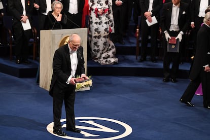Rainer Weiss recoge el Nobel de Física, en diciembre de 2017.