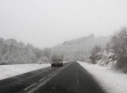 Aspecto de la carretera de acceso a Murguia (Álava), a mediodía de ayer.