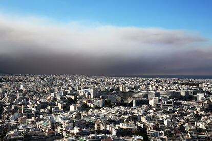 La ciudad de Atenas queda oscurecida por un espeso humo debido al gran incendio en Grammatiko y Penteli, al noreste de Atenas, este lunes.