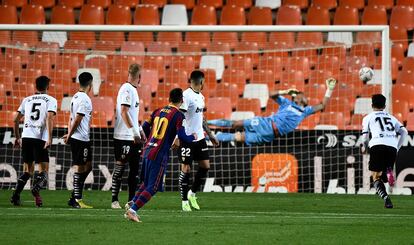 Messi marca de falta el tercer gol del Barcelona en Mestalla.