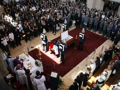 Familiares, miembros de las Fuerzas Armadas y simpatizantes de Pinochet rinden homenaje al dictador en la Escuela Militar de Santiago.