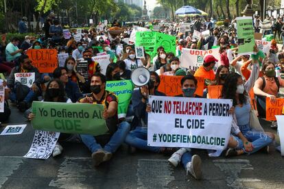 Estudiantes del  CIDE, la UDLAP y la UdeG marchan hacia el Senado para defender la autonomía universitaria