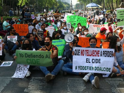 Estudiantes del  CIDE, la UDLAP y la UdeG marchan hacia el Senado para defender la autonomía universitaria, este martes en Ciudad de México.