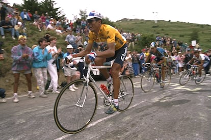 Miguel Indurain, por delante de Leblanc y Poulnikov durante la ascensión al Alpe d’Huez en el Tour de 1994.