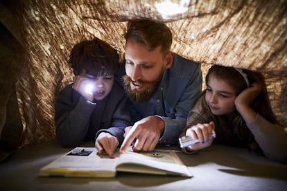 Para fomentar la lectura puede leer con ellos en un tiempo bloqueado solo para eso, como un ritual familiar.