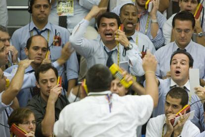 Operadores del Mercado de Futuros de Sao Paulo (Brasil) en plena actividad bursátil.