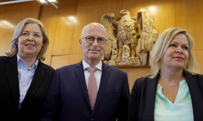 La ministra del Interior alemana, Nancy Faeser, a la derecha, junto al presidente del Bundesrat, Peter Tschentscher, y la presidenta del Bundestag, Bärbel Bas, al inicio del juicio en Karlsruhe. 