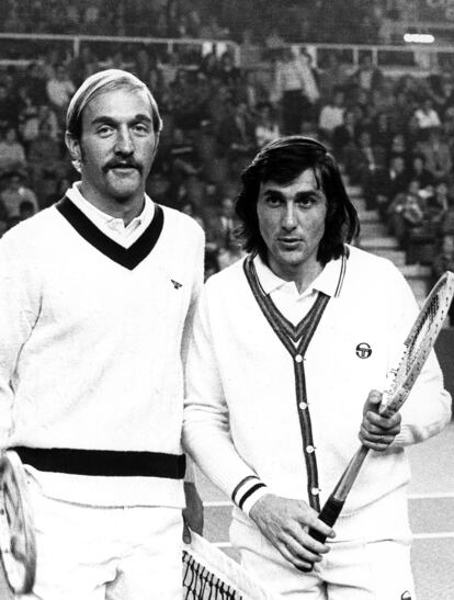 Smith y Nastase posan antes de medirse en la final de 1972, en el Palau Blaugrana de Barcelona. / EFE