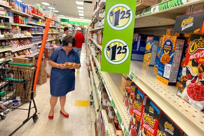 Un letrero de “$1.25” en una tienda Dollar Store en Miami, Florida. Son más frecuentes las visitas a estas tiendas por parte de los consumidores. 