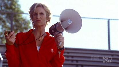 Jane Lynch. Glee.
	
	Después del chándal de Uma Thurman en Kill Bill, la odiosa entrenadora de Glee fue la encargada de darle brío a la prenda. Tanto le gustó que no se le ha quitado en todas temporadas que lleva la serie.