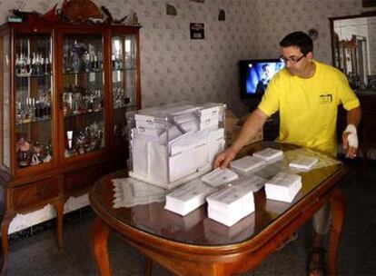 Uno de los organizadores de la consulta, ayer, preparando las papeletas y las urnas.