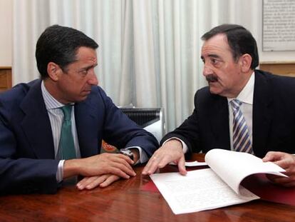 Julián Lanzarote (a la derecha) y Eduardo Zaplana, el pasado 25 de mayo en el Congreso de los Diputados.