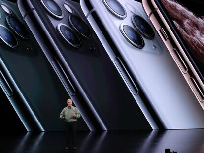 O vice-presidente de marketing mundial de produtos da Apple, Phil Schiller, apresenta o iPhone Pro.