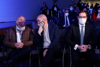 De izquierda a derecha, el secretario general de UGT, Pepe Álvarez, su homólogo en CC OO, Unai Sordo, y el presidente de la CEOE, Antonio Garamendi, en un acto en Madrid.