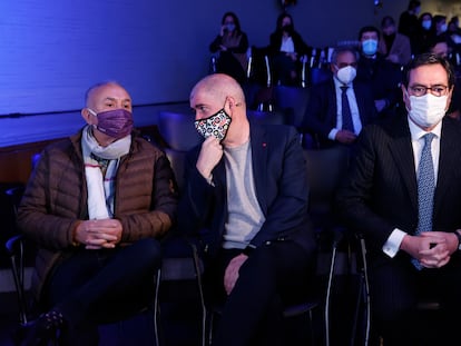 De izquierda a derecha, el secretario general de UGT, Pepe Álvarez, su homólogo en CC OO, Unai Sordo, y el presidente de la CEOE, Antonio Garamendi, en un acto en Madrid.