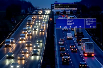 Varios vehículos circulaban, la semana pasada, por una autopista alemana.