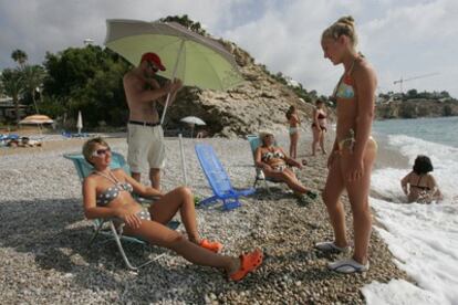 Un grupo de turistas, en una playa de Vila Joiosa, en Alicante.