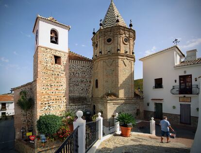 El centro histórico de El Borge, con la iglesia de Nuestra Señora del Rosario.