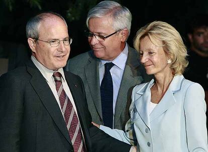 El presidente de la Generalitat, José Montilla; el ministro de Industria, Joan Clos, y la titular de Administraciones Públicas, Elena Salgado, durante la celebración de la Diada ayer en la Residencia de Estudiantes, en Madrid.