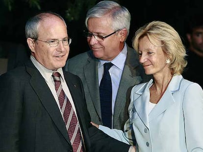 El presidente de la Generalitat, José Montilla; el ministro de Industria, Joan Clos, y la titular de Administraciones Públicas, Elena Salgado, durante la celebración de la Diada ayer en la Residencia de Estudiantes, en Madrid.