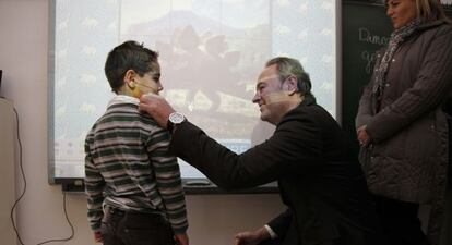 Alberto Fabra saluda a un niño durante su visita ayer al colegio Escriptor Canyís de Monòver.