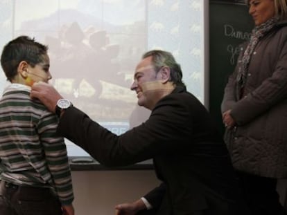 Alberto Fabra saluda a un niño durante su visita ayer al colegio Escriptor Canyís de Monòver.