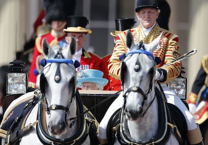 Isabel II en su carruaje camimo del Trooping the Colour, ceremonia con la que se celebra su cumpleaños.